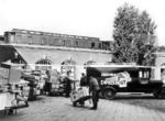 Expressgut-Ladeverkehr am Bahnhof Frankfurt/Oder.Der oben stehende Wagen-Nr. "764 001 Osten" ist ein Unterrichtswagen, der aus einem ehemaligen preußischen Schlafwagen des Baujahres 1886 hergerichtet wurde. (1934) <i>Foto: RVM</i>