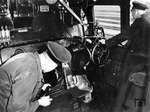 Lokführer und Heizer auf einer unbekannten Schnellzuglok. (1935) <i>Foto: RVM</i>