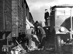 Kartoffelumladung im Güterbahnhof von Berlin-Pankow. (1938) <i>Foto: RVM (Ittenbach)</i>