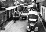 Ein Bild aus der Zeit, als die Kooperation zwischen Schiene und Straße noch funktionierte und die Reichsbahn einen Markanteil von über 40 % am Güterverkehr hatte. (1937) <i>Foto: RVM</i>