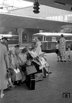 Noch eine Szene vom neuen Heidelberger Hauptbahnhof, auf der sich wiederum Frau Hollnagel (links mit den weißen Handschuhen) "eingeschlichen" hat. (30.09.1955) <i>Foto: Walter Hollnagel</i>