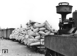 Unter dem Titel "Heeresverpflegung 1943" wurde dieses Bild eines Nachschubtransportes auf einer 600mm Feldbahn veröffentlicht. Die Brigadelok dürfte auch schon im 1. Weltkrieg für den Nachschub zuständig gewesen sein. (1943) <i>Foto: RVM (Bandelow)</i>