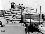 Mindestens so wichtig wie Munitionstransporte war die Versorgung mit Lebensmitteln für die kämpfende Truppe, die hier auf einem nicht näher bezeichneten Bahnhof umgeladen werden. (1942) <i>Foto: RVM (Steiner)</i>