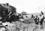 Ein besonderes Ärgernis warten die von Partisanen verübten Anschläge auf die Eisenbahn. Zeitweise brachten von Partisanen gezielt platzierte Minen die Lokomotiven reihenweise zum Entgleisen, wodurch der Nachschub ins Stocken geriet. Nach derartigen Anschlägen hatte die unverzügliche Wiederaufnahme des Betriebs oberste Priorität. Hier erwischte es eine bereits mit Frostschutz ausgestattete pr. G 8. (1943) <i>Foto: RVM (Below)</i>