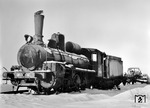 Im Bereich der neu eingerichteten "Eisenbahndirektion Odessa" fand der RVM-Fotograf diese beschädigte Lok des Typs III (Schtsch) vor, die in einer Anzahl von 1850 Stück bereits vor dem Ersten Weltkrieg in Betrieb ging. (1942) <i>Foto: RVM (Schuster)</i>