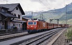 HGe 4/4 106 fährt mit dem Glacier-Express A 1902 nach Disentis in den Bahnhof Sedrun ein. (21.06.1993) <i>Foto: Ulrich Neumann</i>