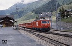 Nach kurzem Aufenthalt fährt der Glacier-Express A 1902 in Sedun weiter nach Disentis. (21.06.1993) <i>Foto: Ulrich Neumann</i>