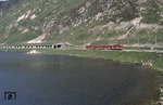 Ein Zug der Furka-Oberalp-Bahn (FO) fährt am Ufer des Oberalpsee nach Oberalppasshöhe ein. (29.06.1993) <i>Foto: Ulrich Neumann</i>