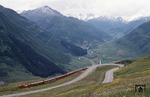 Blick zum Furkamassiv mit dem Glacier Express-F 902 bei Nätschen. (03.07.1993) <i>Foto: Ulrich Neumann</i>