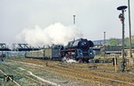 Auch in der DDR gab es den Schilderklau: Von Eisenbahn"freunden" ihrer Schilder beraubt, fährt 01 0510 mit P 3025 durch Gera-Süd. (19.04.1981) <i>Foto: Wolfgang Bügel</i>