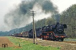 Nördlich von Themar hatte Zuglok 95 0027 ihre Brenner abgeschaltet und der Eberswalder 44 0235 allein die Anhängelast des Dg 54445 überlassen. (20.04.1981) <i>Foto: Wolfgang Bügel</i>