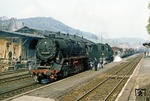 Ankunft des Dg 54445 im Bahnhof Hildburghausen. Hier endete die Lastprobefahrt der Eberswalder 44 0235, die bereits mit der Schlussscheibe für die Rückfahrt nach Meiningen versehen wurde. (20.04.1981) <i>Foto: Wolfgang Bügel</i>