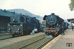 44 0235 wird im Bahnhof Hildburghausen für die Rückfahrt nach Meiningen als Schlussslok an einen planmßigen Personenzug angekuppelt. 95 0027 wird ab hier den Dg 54445 bis Sonneberg allein weiterbefördern. (20.04.1981) <i>Foto: Wolfgang Bügel</i>