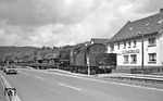 Nach dem Kopfmachen in Kall übernahm 050 190 die Rolle als Zuglok bis zur Panzerverladungsanlage in Höddelbusch. (18.07.1975) <i>Foto: Joachim Bügel</i>