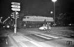Culemeyer-Transport der 103 115 durch das nächtliche Essen zur 3. Verkehrsausstellung Schiene und Straße.  (05.09.1970) <i>Foto: Willi Marotz</i>