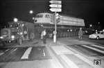 Vor ihrer offziellen in Dienststellung wurde 103 115  auf der 3. Verkehrsausstellung Schiene und Straße in der Essener Gruga gezeigt und hierzu durch das nächtliche Essen transportiert. (05.09.1970) <i>Foto: Willi Marotz</i>