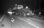 Anlässlich der 3. Verkehrsausstellung Schiene und Straße wurde die flammneue 103 115 zur Grugahalle transportiert. Hierbei entstanden einige spektakuläre Nachtaufnahmen des Culemeyer-Transports durch Essen. (05.09.1970) <i>Foto: Willi Marotz</i>