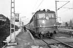 Das S-Bahn-Netz Rhein-Ruhr wurde 1967 mit herkömmlichen Bn-Wagenzügen und Loks der Baureihe E 41 auf der Strecke von Ratingen Ost nach Düsseldorf-Garath eingeweiht und war damit das erste mit konventionellem Bahnstrom betriebene S-Bahn-Netz in Deutschland. Am 26. Mai 1968 verlängerte man die S 6 von Ratingen Ost bis Essen Hbf, auf der zunächst weiterhin die Baureihe 141 das Geschehen dominierte, so wie hier 141 377 mit einer S 6 im Haltepunkt Essen-Werden. (12.01.1970) <i>Foto: Willi Marotz</i>