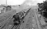 50 695 vom Bw Hamm verlässt mit einem Güterzug aus neuen Tads-Wagen den Bahnhof Dortmund Rbf.  (1960) <i>Foto: Willi Marotz</i>