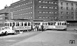 Begegnung des Wagens Nr. 173 aus dem Jahr 1918 mit einem "planmäßigen" Straßenbahnzug der Dortmunder Stadtwerke auf der Bornstraße in Dortmund-Eving. (25.03.1972) <i>Foto: Johannes Glöckner</i>