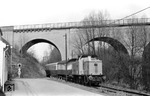 TWE V 65 (ex D 05 der Ahaus-Enscheder Eisenbahn, Baujahr 1957) unterquert mit einem Sonderzug in Arnsberg-Jägerbrücke die DB-Strecke Hagen - Brilon. (26.03.1972) <i>Foto: Johannes Glöckner</i>