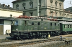 Als eine der letzten Loks der Baureihe 118 fuhr 118 028 noch bis 1975 in ihrer chromoxidgrün Lackierung umher. (28.08.1973) <i>Foto: Prof. Dr. Willi Hager</i>