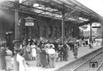 Bahnsteigszene in Pirmasens. 1938 erfolgte zeitgleich mit der Umbenennung des Bahnhofs Biebermühle in Pirmasens Nord eine Änderung der Bezeichnung in Pirmasens Hauptbahnhof. Der Hauptbahnhof wurde 1941 während des Zweiten Weltkriegs bei Bombenangriffen stark zerstört und wurde in den Jahren 1952 bis 1962 wieder neu aufgebaut. (1935) <i>Foto: RVM</i>