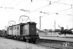 E 95 02 (AEG, Baujahr 1927) wurde ursprünglich auf der schlesischen Gebirgsstrecke Dittersbach – Lauban – Görlitz eingesetzt. 1945 als Reparationsleistung in die UdSSR abgefahren, kam sie 1952 völlig ausgeschlachtet wieder zurück zur Deutschen Reichsbahn, wo sie erst 1959 im RAW Dessau wieder aufgearbeitet wurde. Zunächst dem Bw Leipzig-Wahren zugeteilt, war sie ab März 1960 im Bw Halle P, Einsatzstelle Merseburg, stationiert. Während ihre Schwesterloks E 95 01 und E 95 03 verschrottet wurden, überlebte E 95 02 als Trafostation für die Weichenheizungen im Hauptbahnhof Halle und wurde anlässlich des Jubiläums „100 Jahre elektrische Lokomotiven" im Jahr 1979 wieder aufgearbeitet. Das Bild zeigt E 95 02 mit einem Güterzug bei der Durchfahrt in Großkorbetha. (1962) <i>Foto: Slg. Schmidt</i>
