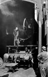 Entfernen der in der Rauchkammer angesammelten und abgelöschten Aschebestandteile bei 023 027 im Bw Lauda. (28.04.1972) <i>Foto: Johannes Glöckner</i>