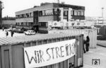 1980 legten Reichsbahner, die in West-Berlin arbeiteten, ihre Arbeit nieder, um höhere Löhne zu erzwingen. Doch Streiks waren bei der DDR-Staatsbahn nicht vorgesehen, die DDR wertete die Handlung als "Akt des Terrors" und drohte mit Kündigungen. Eine Woche lang blockierten die Reichsbahner fast den gesamten Bahnverkehr in West-Berlin. Seit dem Mauerbau von 1961 blieben die Fahrgäste bei der S-Bahn im Westteil der Stadt aus, der Betrieb machte gewaltige Verluste. Die Sparmaßnahmen der Reichsbahn führten Anfang 1980 zu Kündigungen, die in einem sozialistischen Betrieb eigentlich nicht vorgesehen waren, obwohl die dort arbeitenden Reichsbahner seit Jahren unter dem West-Berliner Lohnniveau arbeiteten. Am 15. September kündigte die Reichsbahn zudem an, im Winterfahrplan den Betrieb auf mehreren S-Bahnlinien einzuschränken und Güterbahnhöfe stillzulegen. Zusätzlich sollten zwischen 21 Uhr und 5 Uhr auf den meisten Strecken keine S-Bahnen mehr fahren. Der Wegfall der Nachtschichten hätte zu weiteren erheblichen Lohneinbußen geführt, eine kurz zuvor gewährte Lohnerhöhung wäre zudem verpufft. Am Ende konnte sich die Reichsbahn gegen die Beschäftigten durchsetzen und nahm nur auf der Hälfte des Netzes den Betrieb wieder auf. Doch die Aktion war der Anfang vom Ende der Reichsbahn in West-Berlin: Am 9. Januar 1984 übernahm die BVG die Regie über die S-Bahn in den Westbezirken. Das hatten die Streikenden schon 1980 gefordert (Quelle: www.stadtschnellbahn-berlin.de/streik1980). Das Bild zeigt den von der Deutschen Reichsbahn betriebenen Containerbahnhof Heidestraße, der auf dem nördlichen Geländeteils des ehemaligen Lehrter Güterbahnhofs lag, in unmittelbarer Nähe zum Güterbahnhof Moabit. Im Verwaltungsneubau des Containerbahnhofs befand sich 1980 die Streikzentrale. (09.1980) <i>Foto: Slg. Erich Preuß</i>
