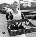 Das berühmte Produkt aus dem Brandenburgischen Spreewald war schon im 18. Jahrhundert bei Feinschmeckern und Gurkenliebhaber beliebt. Es war auch eines der wenigen DDR-Produkte, die über die Wende hinaus ohne Unterbrechung weiter erhältlich waren. Dieses Werbefoto auf dem Bahnhof Lübbenau wurde für den Reichsbahn-Kalender in den 1930er Jahren angefertigt. (1935) <i>Foto: RVM</i>