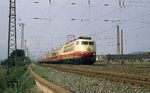 Auch IC 177 "Diplomat" hatte in der Wagenreihung ausschließlich 1. Klasse Avm-Wagen. Der Zug, der mit 103 180 Hamburg-Altona um 11.47 Uhr verlassen hatte, wurde bei Göttingen-Weende angetroffen. (18.09.1973) <i>Foto: Prof. Dr. Willi Hager</i>