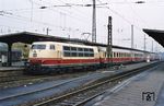Als erste Serienlokomotive wurde 103 109 am 27. Mai 1970 ausgeliefert, am 20. Juli vorläufig und am 8. September 1970 endgültig abgenommen. Als einzige 103 trug sie einen grauen Rahmen um die Lüftergitter. Hier steht die vor TEE 91 "Blauer Enzian" in Göttingen Hbf. (15.10.1973) <i>Foto: Prof. Dr. Willi Hager</i>