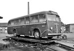 Ein weiteres Betätigungsfeld des Aw Opladen in den 1950er Jahren die Unterhaltung von Bahnbussen und Lkw. Hier wird der Büssing 5000 T "DB-22098" mit Emmelmann-Aufbau auf der neuen Unterbodenwaschanlage getestet. (1951) <i>Foto: Fischer</i>