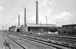 Zum Rangierbahnhof Hamm gehörte einst das Bahnbetriebswerk Hamm G mit zwei Schiebebühnen und einem Rechtecklokschuppen. 1966 wurde es mit dem nahen Bw Hamm P zu einer einheitlichen Dienststelle „Bw Hamm (Westf.)“ zusammengelegt.  (22.08.1966) <i>Foto: Willi Marotz</i>