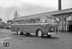 Stolz wird der flammneue DB-Büssing/Emmelmann 5000 T-Bus "DB-22223" im Aw Opladen präsentiert. Damals war das Aw für die Abnahme auch dieser neuen Fahrzeuge zuständig. (1951) <i>Foto: Fischer</i>