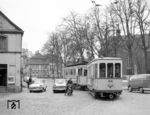 Auf der Schloßkreuzung biegt der Tw 30 mit dem Bw 84 aus der Residenz- in die Schloßstraße ein, rechts die Pfarrkirche St. Heinrich und Kunigunde. Seinerzeit konnte man noch direkt von der Kreuzung zwischen dem Gasthof „Zur Schloßwache“ (Hunstiger) und dem ehemaligen Hotel-Restaurant Lutter in die damalige Pader- bzw. heutige Padulusstraße fahren.  (04.1963) <i>Foto: Reinhard Todt</i>