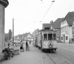 Einige Schritte weiter zur Pader-Lippe-Brücke, rechts die Gaststätte Volkenrath: Nach der Verbreiterung der Residenzstraße um 1957 war die Haltestelle von der Schloß- hierher an die Residenzstraße in die Nähe der Schloßwache verlegt worden.  (09.1958) <i>Foto: Reinhard Todt</i>
