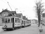 Von Oktober 1962 bis September 1963 war die Haltestelle „Amt Neuhaus“ der Endpunkt der letzten Straßenbahnlinie der PESAG. Ein Zweiwagenzug aus Tw 30 und Bw 84 steht zur Rückfahrt bereit, während der Tw 37 noch warten muß.  (04.1963) <i>Foto: Reinhard Todt</i>