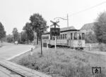Der Tw 28 hat mit dem Bw 82 die Sennebahn auf dem Weg nach Paderborn überquert. Damals wurde der Reiseverkehr Bielefeld – Paderborn vorwiegend von Tenderlokomotiven der Baureihe 93 abgewickelt, seit 2003 pendeln hier Triebwagen der NordWestBahn im Stundentakt. Die Sennebahn hieß wegen ihrer zahlreichen unbeschrankten Bahnübergänge im Volksmund auch „Kopf-ab-Strecke“. Die Bielefelder Straße querte damals die Eisenbahn in einer scharfen S-Kurve und wurde per Wechselblinker mit – wie bis 1958 allgemein üblich – liegendem Andreaskreuz gesichert.  (1958) <i>Foto: Reinhard Todt</i>