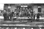 Für die betriebssichere Unterhaltung der Eisenbahnoberbauanlagen waren zu Staatsbahnzeiten die Bahnmeistereien verantwortlich. Stolz präsentieren sich hier die Mitarbeiter der Bahnmeisterei Eisenach 2 vor einem Schaustück im Bahnhof Eisenach-West. (1902) <i>Foto: RVM-Archiv</i>