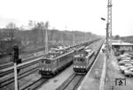 Der erste elektrisch bespannte Zug (ein Kieszug von Langhagen nach Berlin mit 250 073) im Bahnhof Langhagen auf der Strecke Warnemünde - Neustrelitz. (30.04.1985) <i>Foto: Historische Sammlung der Deutschen Bahn AG</i>