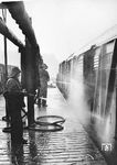 Reinigung von Güterwagen im Bahnhof Bützow an der Bahnstrecke Bad Kleinen – Rostock. (1968) <i>Foto: Historische Sammlung der Deutschen Bahn AG</i>