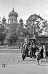In der Nähe der Ostbahnbetriebsdirektion (OBD) Warschau gelang Walter Hollnagel dieser Schnappschuss an einer orthodoxen Kirche, der nebenbei auch den permanenten Mangel an ausreichendem Transportmittel dokumentierte. (1943) <i>Foto: Walter Hollnagel</i>