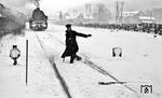 Was ein richtiger Eifelwinter ist, bekamen die Eisenbahner im Januar 1945 zu spüren. Im tief verschneiten Bahnhof Jünkerath nähert sich die erst seit dem 23. August 1942 im Einsatz befindliche 86 498. (01.1945) <i>Foto: Walter Hollnagel</i>