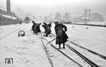 Im strategisch wichtigen Eisenbahnknotenpunkt Jünkerath wird gegen die Unbillen des Winters gekämpft. (01.1945) <i>Foto: Walter Hollnagel</i>