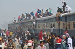 Wenn die Moslems im Januar ihr Bishwa-Ijtema-Fest feiern, wird es voll in den Zügen rund um Dhaka. Ihr Ziel ist dann Tongi bei Dhaka und die Anreise der Pilger geschieht meistens mit dem Zug, da die Straßen hoffnungslos verstopft sind. Und wenn die Züge in Tongi ankommen, dann sehen sie aus wie Hamsterzüge in Deutschland nach dem Zweiten Weltkrieg. Dennoch scheint der Bahnverkehr bis heute so zu funktionieren. (09.01.2015) <i>Foto: Johannes Glöckner</i>