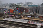 Gleise werden in Tongi, einem Vorort der Millionen-Metropole Dhaka als Fußweg, Weideplatz oder Wäsche-Trockenplatz genutzt. Kommt ein Zug, so wird alles beiseite geräumt. In der eigentlichen Stadt leben rund 7 Millionen Menschen, mit dem Umland sind es mehr als doppelt so viel.  (09.01.2015) <i>Foto: Johannes Glöckner</i>