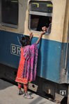 Betteln gehört in Bangladesch zum Alltag. Viele der bettelarmen Familien leben direkt an den Gleisen. An den Bahnhöfen, wie hier in Jamalpur Town, gibt es immer etwas zu holen oder zu verdienen.  (10.01.2015) <i>Foto: Johannes Glöckner</i>