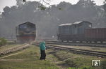 Im Bahnhof Dewanganj Bazar hat die ADtranzlok BR 2710 (Baujahr 1996) gerade einen Zug angebracht, im Bahnhof steht ein seltenes Exemplar von GanzMavag, die dieselhydraulische BR 3214 aus dem Jahr 1980. (10.01.2015) <i>Foto: Johannes Glöckner</i>